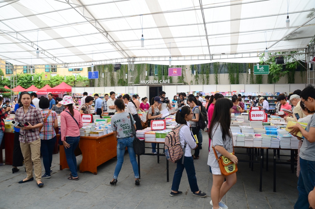 សៀភៅចំនួន១៥ពាន់ក្បាលនឹងបានឧទ្ទេសនាមនៅពិធីបុណ្យសៀវភៅរាត្រីឆ្នាំ២០១៤